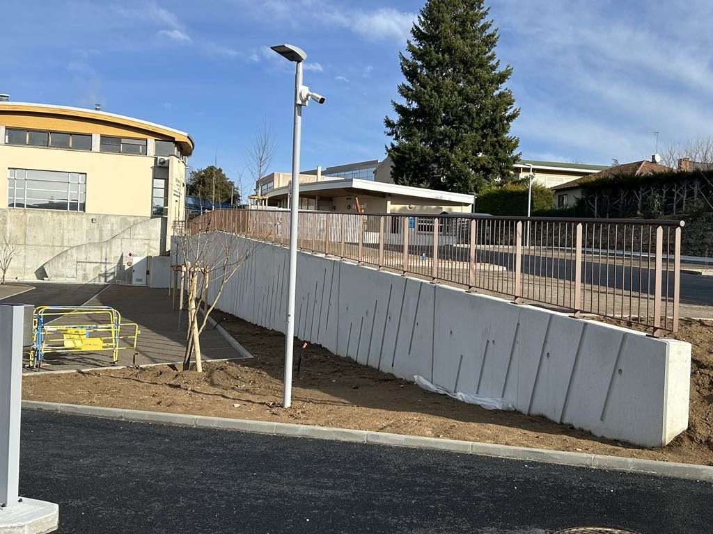 barrière pour lycée couleur rouille