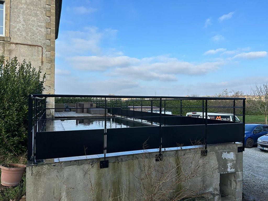 barrière autour d'une piscine surélevée