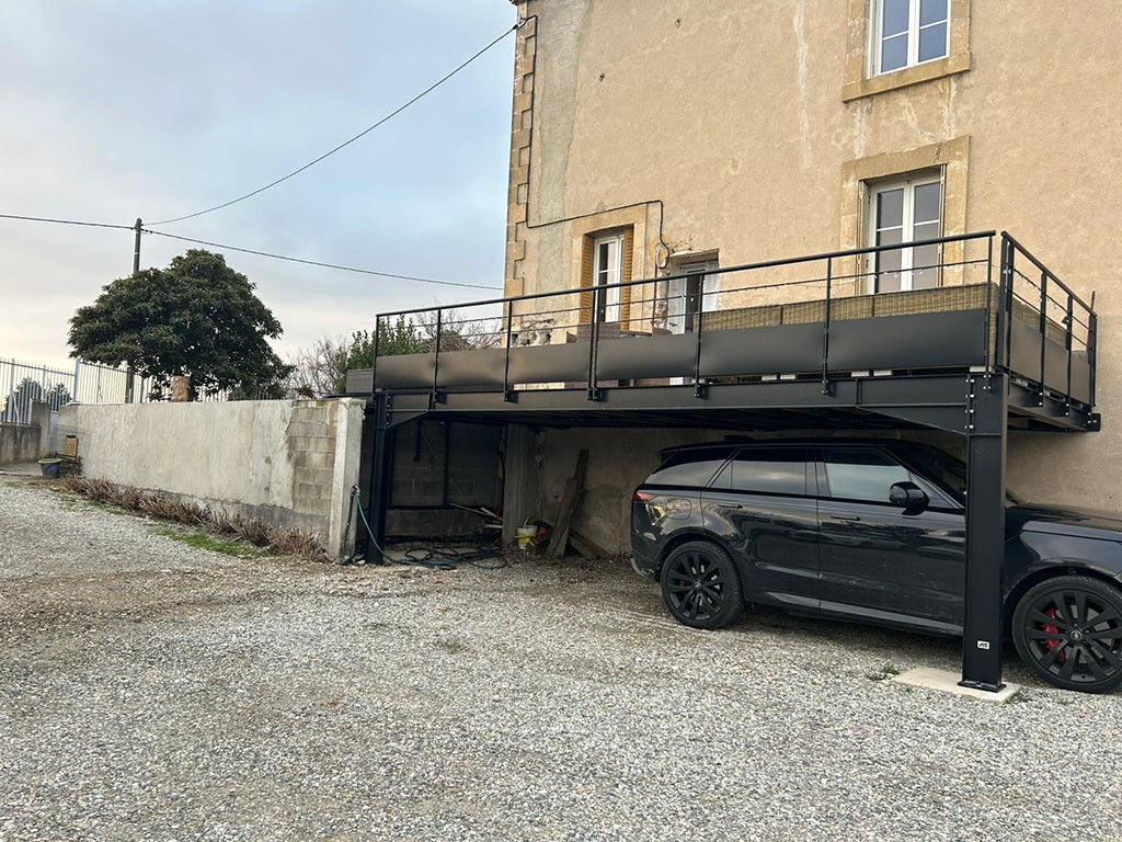 terrasse surélevée et abri voiture au dessous