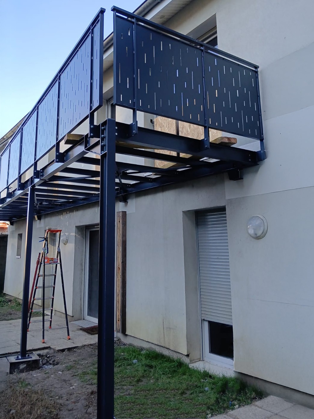 terrasse forme trapèze avec barrière en acier noir