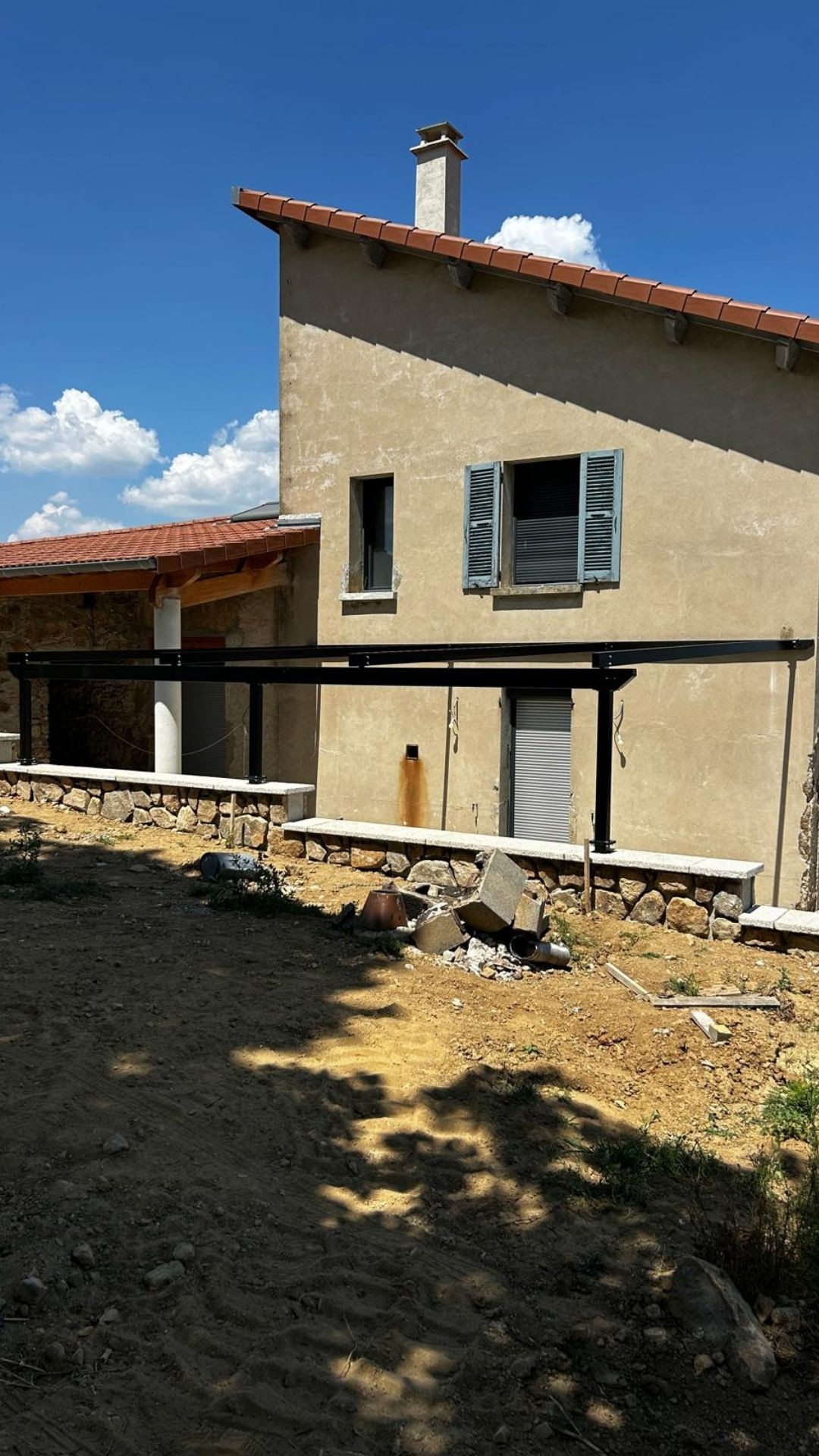 Structure m&eacute;tallique noire sur mesure adoss&eacute;e &agrave; une maison &agrave; Limony