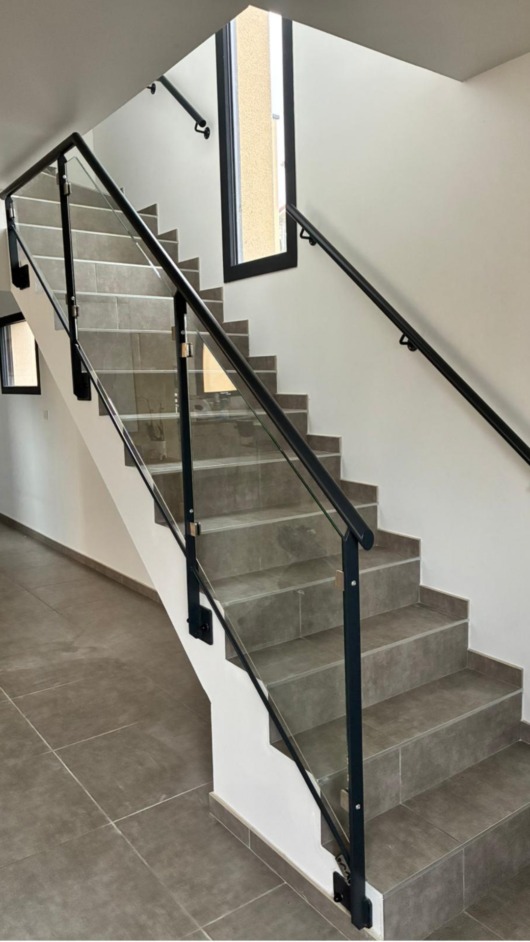 Garde-corps int&eacute;rieur en verre et acier avec main courante m&eacute;tallique sur mesure pour escalier moderne