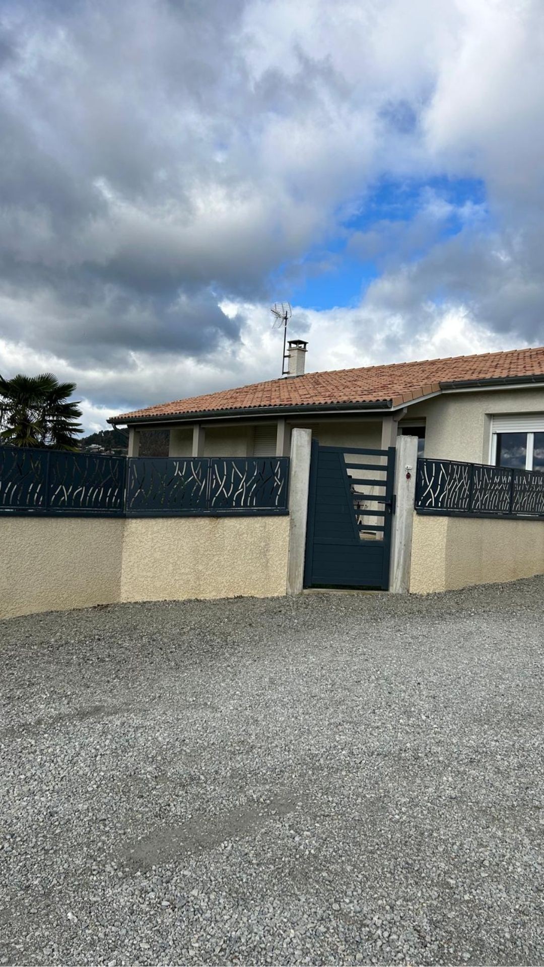 Portail et cl&ocirc;ture m&eacute;talliques sur mesure avec motifs d&eacute;coup&eacute;s, fabrication sur mesure Metablok