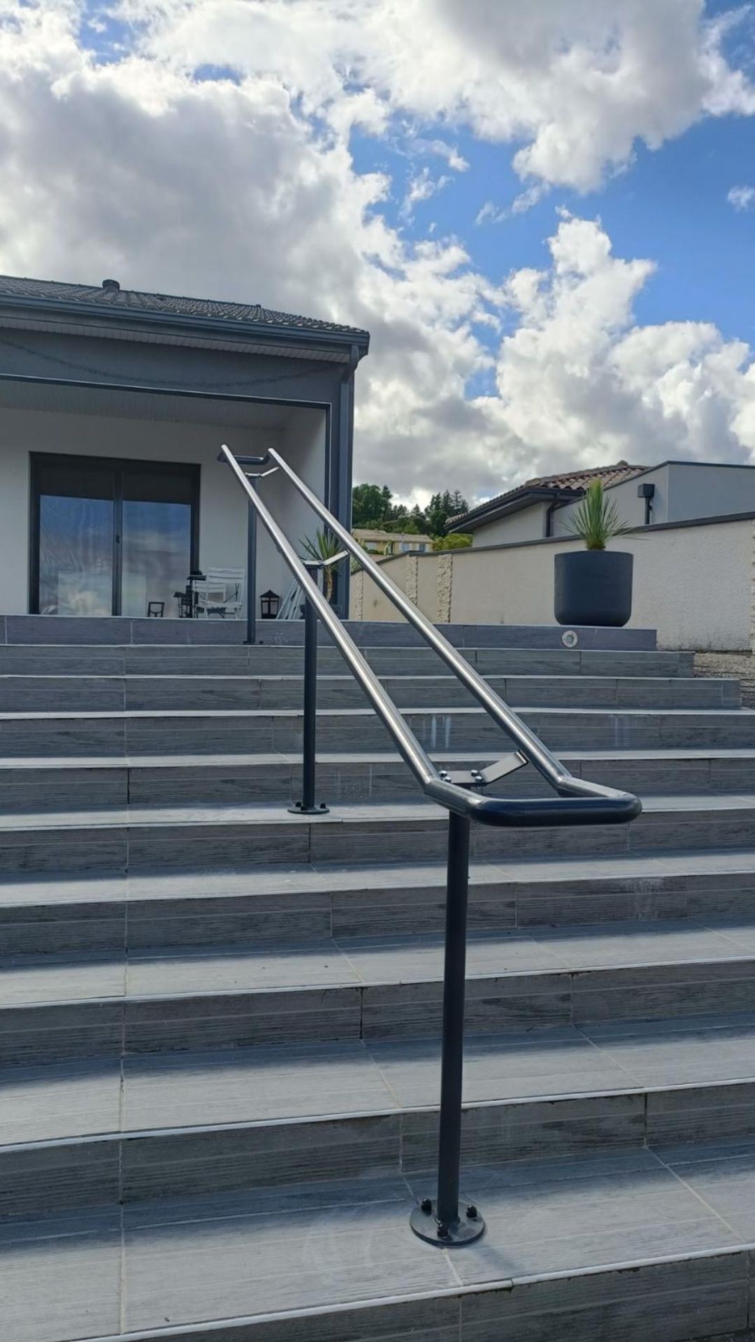Main courante m&eacute;tallique sur mesure en acier install&eacute;e sur un escalier ext&eacute;rieur &agrave; Vinzieux (07)