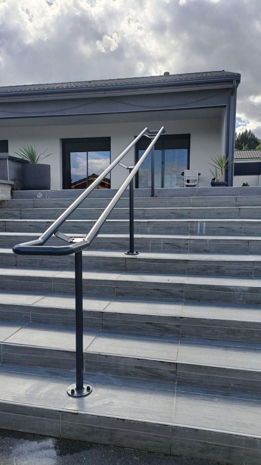 Double main courante m&eacute;tallique avec poteaux en acier pour s&eacute;curiser un escalier contemporain