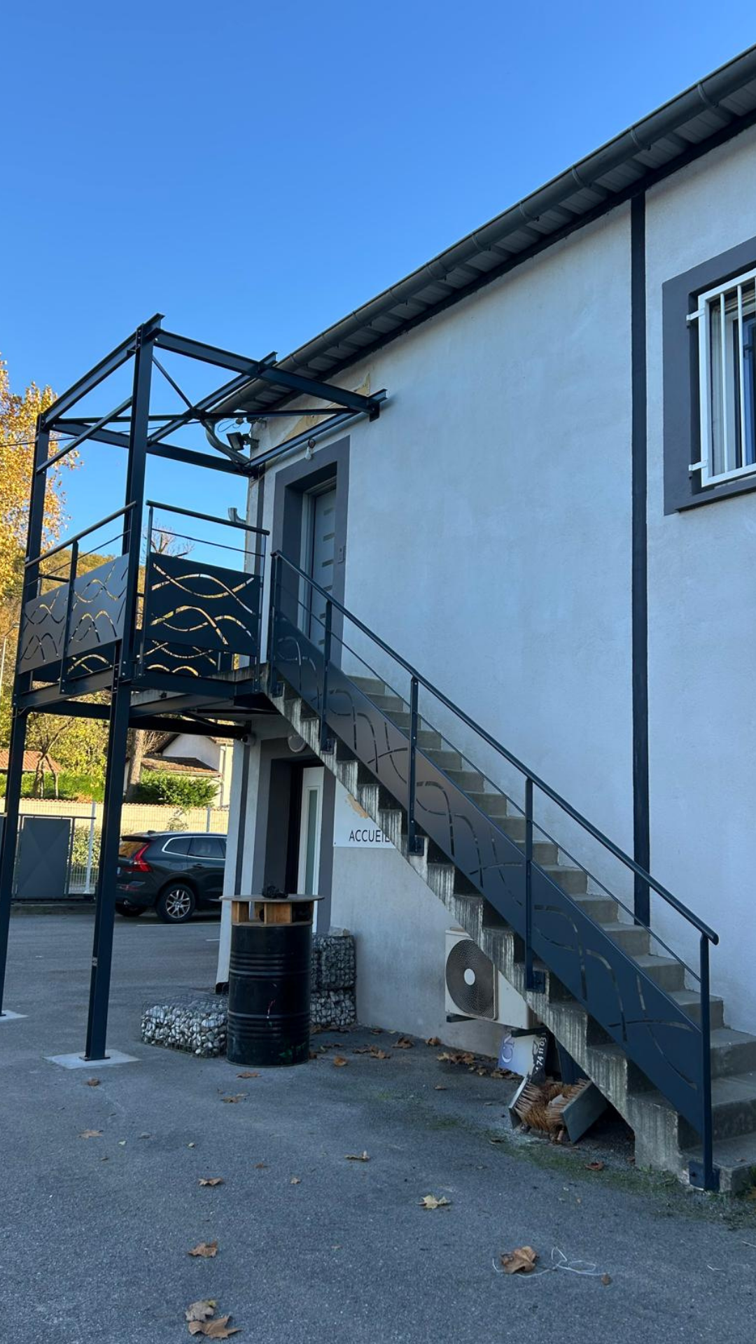 Escalier m&eacute;tallique ext&eacute;rieur avec garde-corps design et structure acier pour acc&egrave;s &agrave; un &eacute;tage de b&acirc;timent professionnel