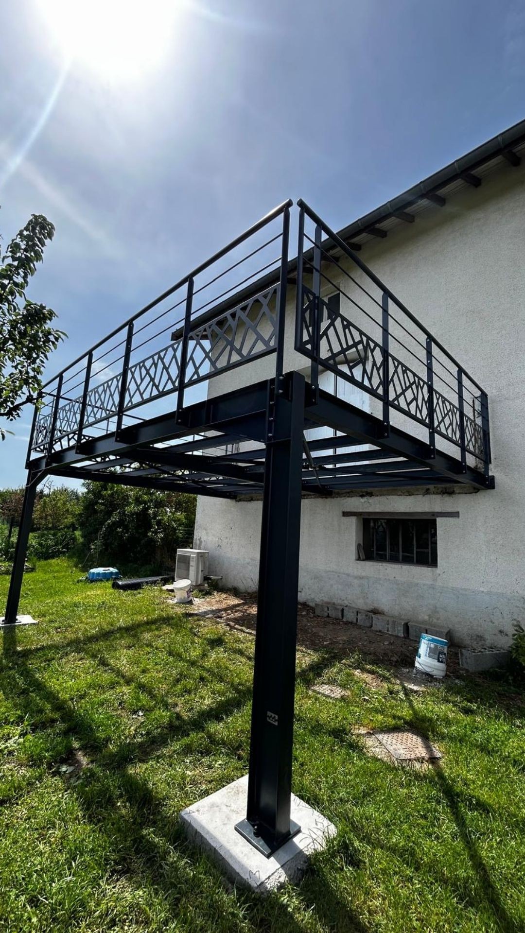 Terrasse m&eacute;tallique suspendue sur mesure avec garde-corps ajour&eacute; r&eacute;alis&eacute;e par Metablok &agrave; Saint-Joseph