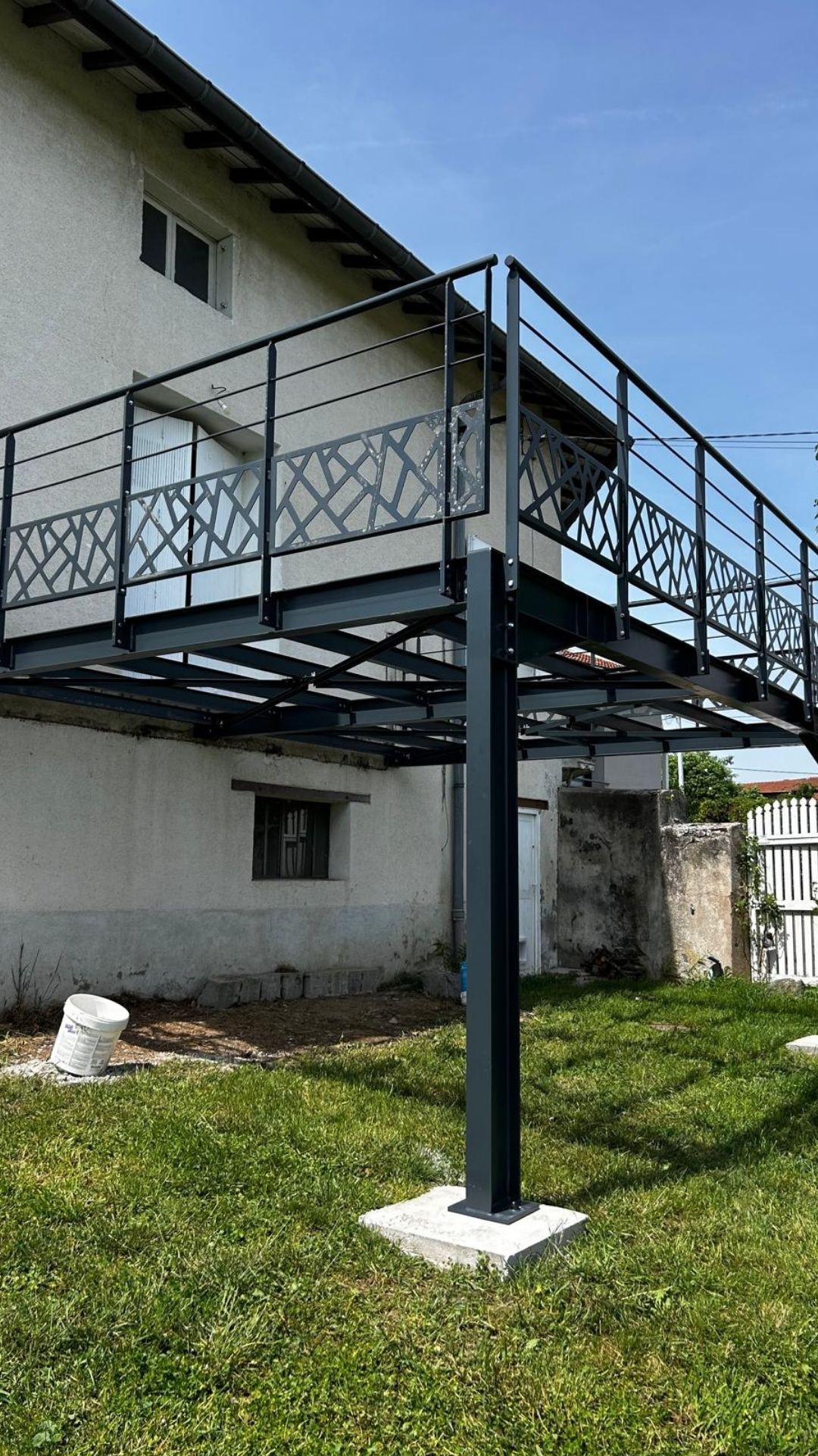 Structure en acier d'une terrasse m&eacute;tallique suspendue avec garde-corps personnalis&eacute; pour maison individuelle