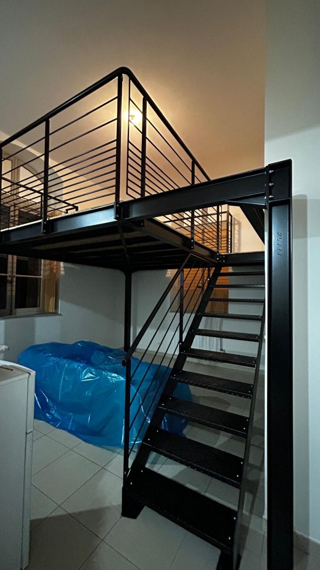 projet-thomas Mezzanine design en acier avec escalier droit et garde-corps modernes installés par Metablok à Sainte-Foy-les-Lyon