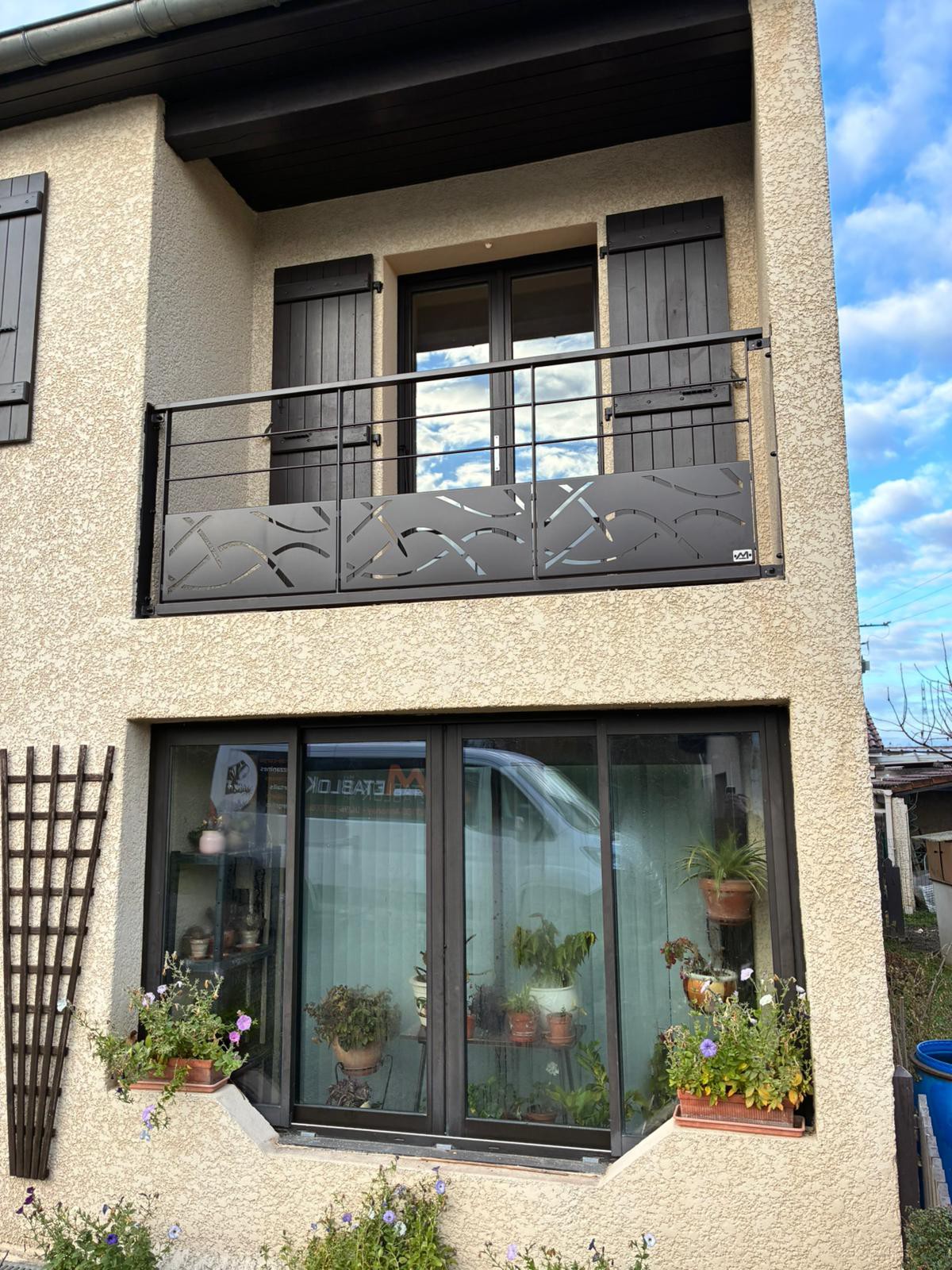 savy-2 Façade de maison avec balcon équipé d’un garde-corps décoratif gris