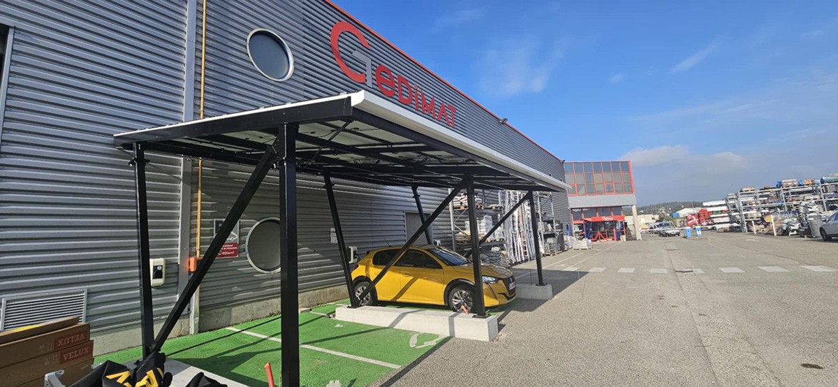 car port avec panneaux solaires sur toit