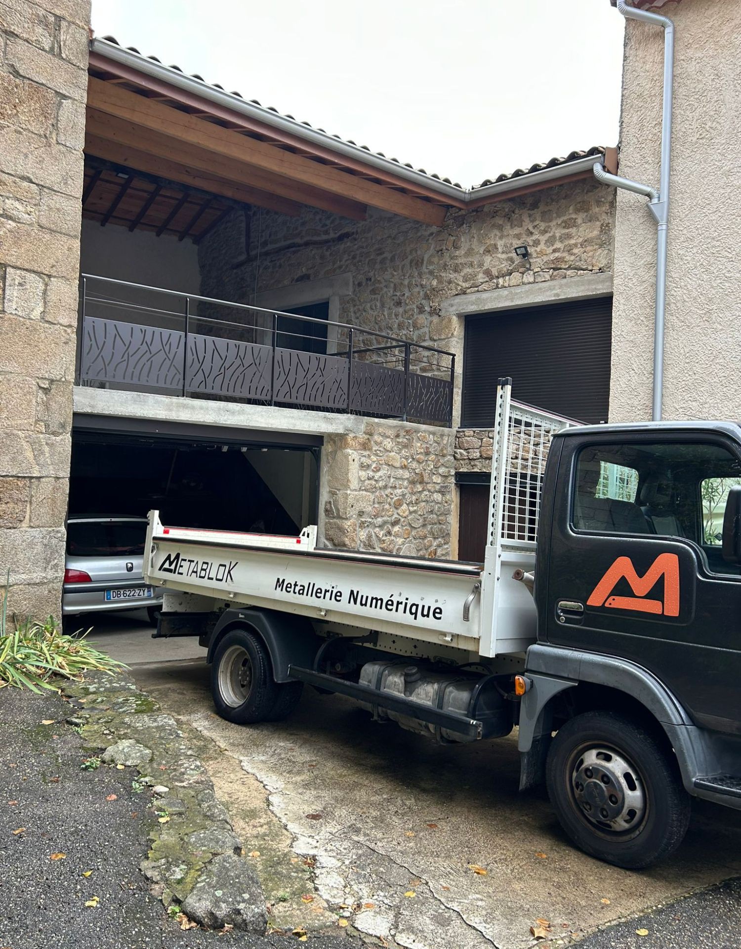 garde-corps-sur-dalle-beton-2 garde corps acier sur une dalle en béton motif végétal
