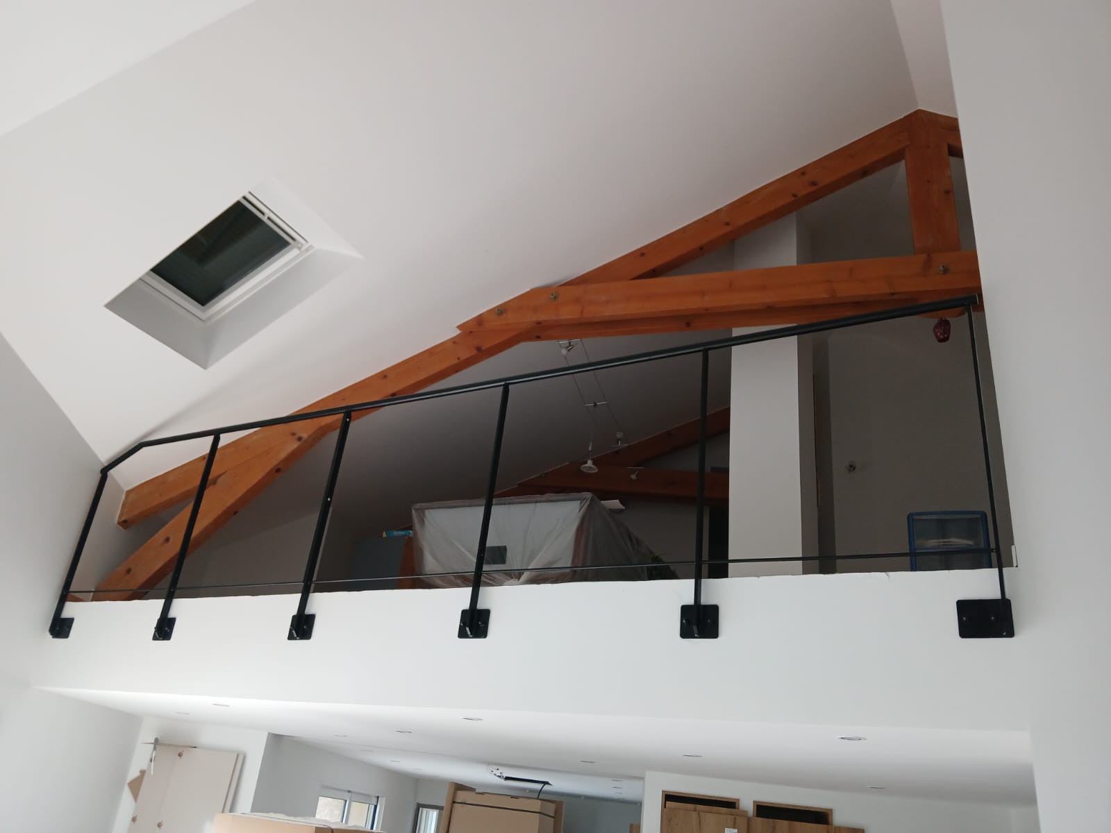 barrière en verre pour mezzanine sous rampant