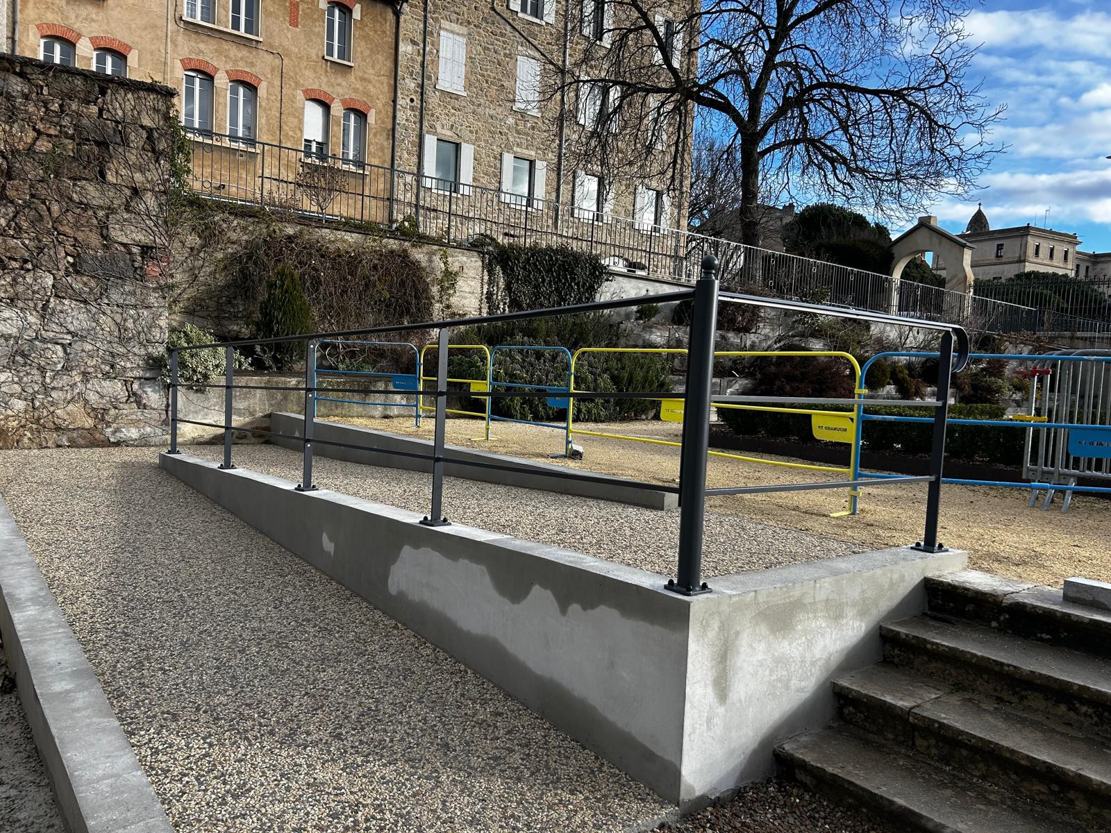 Rampe d&rsquo;acc&egrave;s PMR ext&eacute;rieure avec garde-corps en acier thermolaqu&eacute; install&eacute; par Metablok