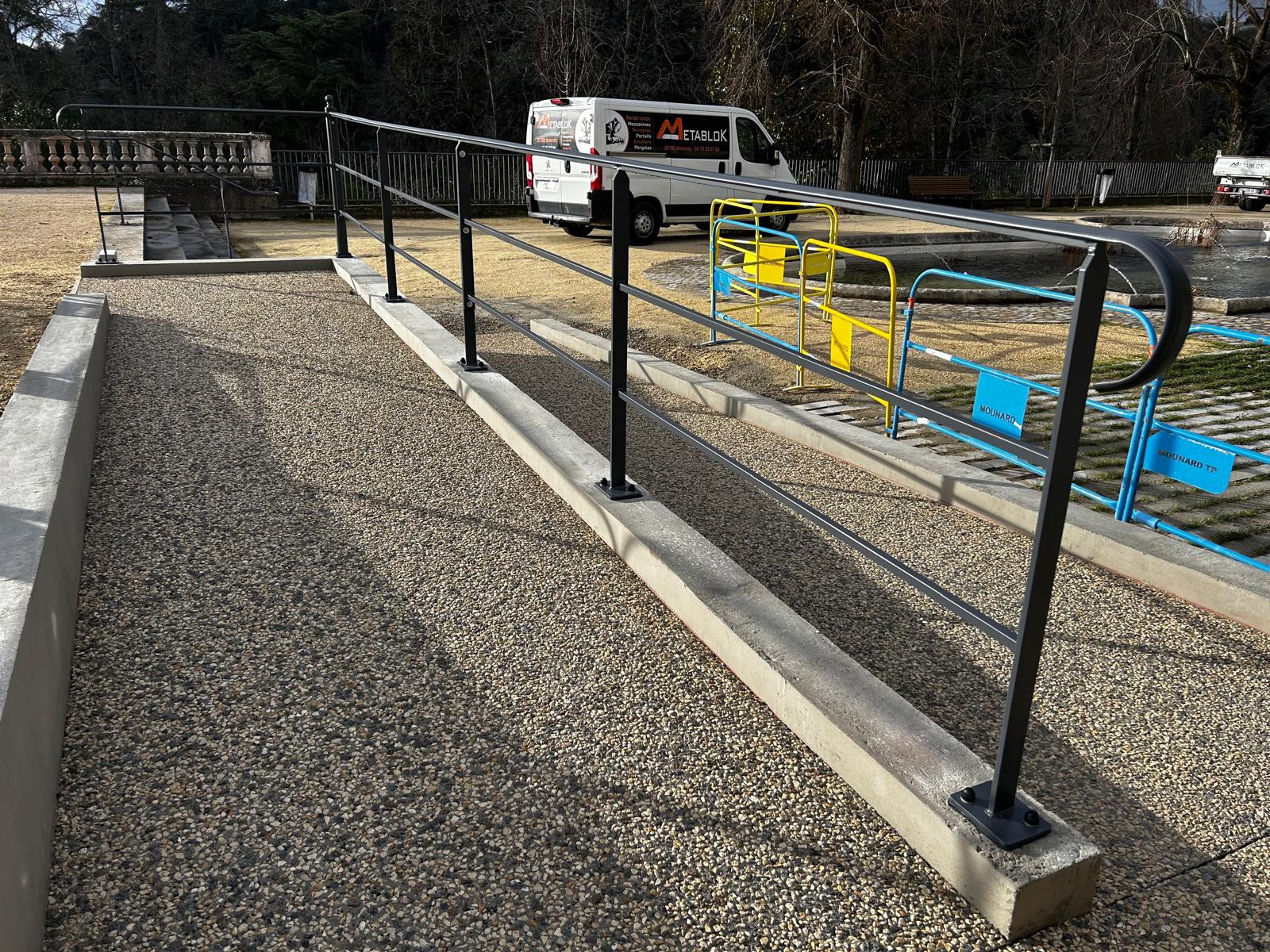 Rampe d&rsquo;acc&egrave;s PMR avec garde-corps m&eacute;tallique ext&eacute;rieur noir sur mesure