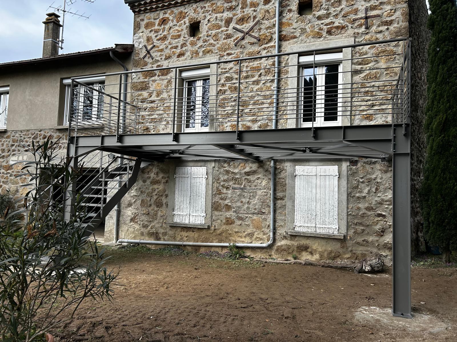 Terrasse m&eacute;tallique sur&eacute;lev&eacute;e avec garde-corps acier et escalier ext&eacute;rieur thermolaqu&eacute;