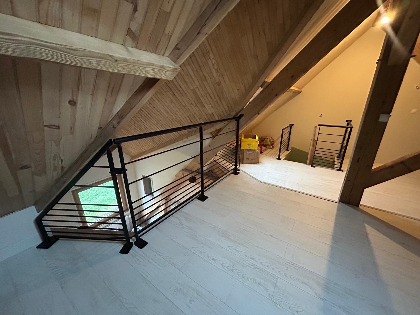 Installation d&rsquo;un garde-corps droit en m&eacute;tal sur mesure &agrave; Planfoy