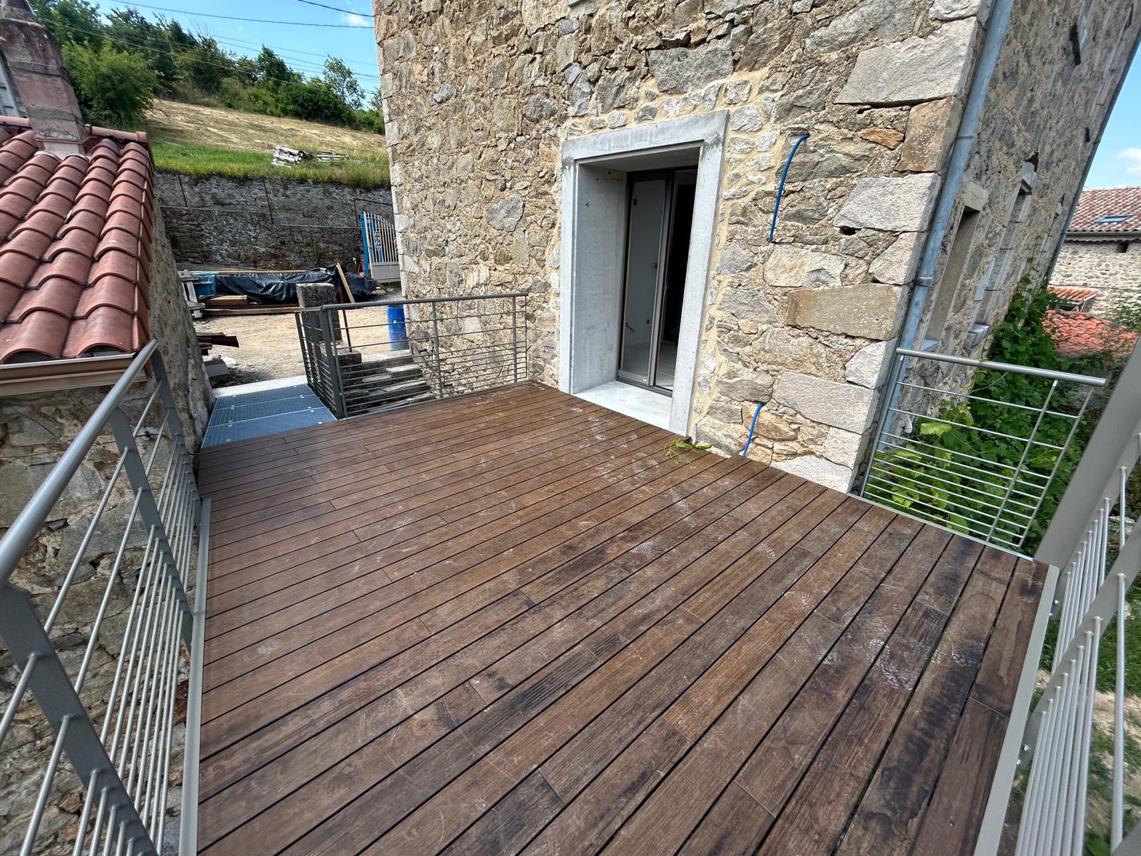 terrasse-sur-pilotis-acces-pmr création terrasse sur-mesure en acier avec accès PMR