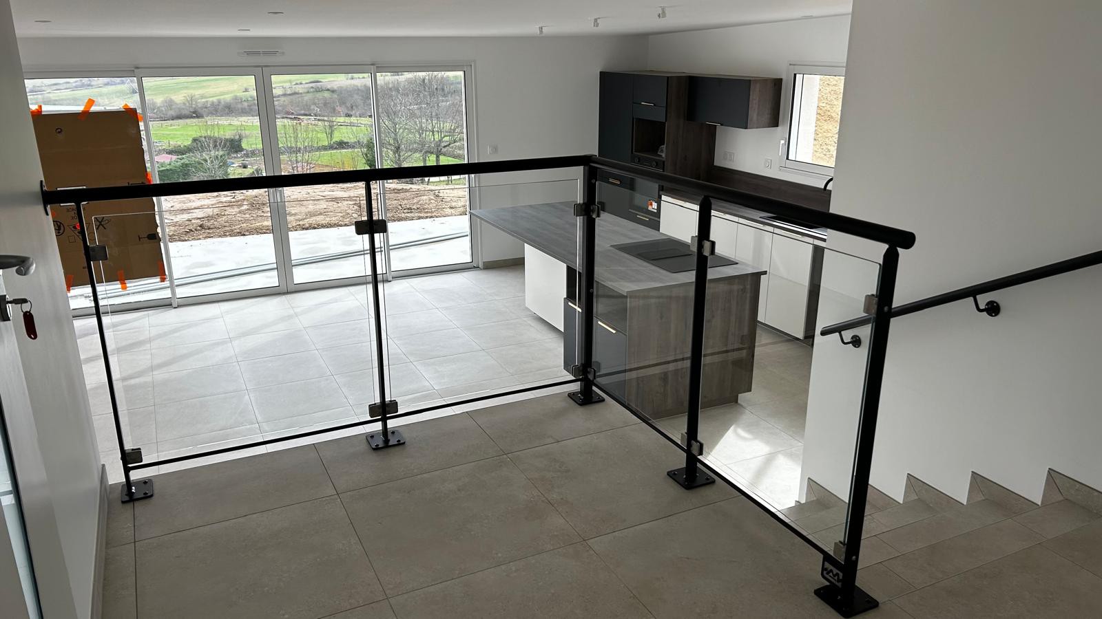 Garde-corps en acier et verre sur mesure r&eacute;alis&eacute; par Metablok pour s&eacute;curiser une ouverture d'escalier