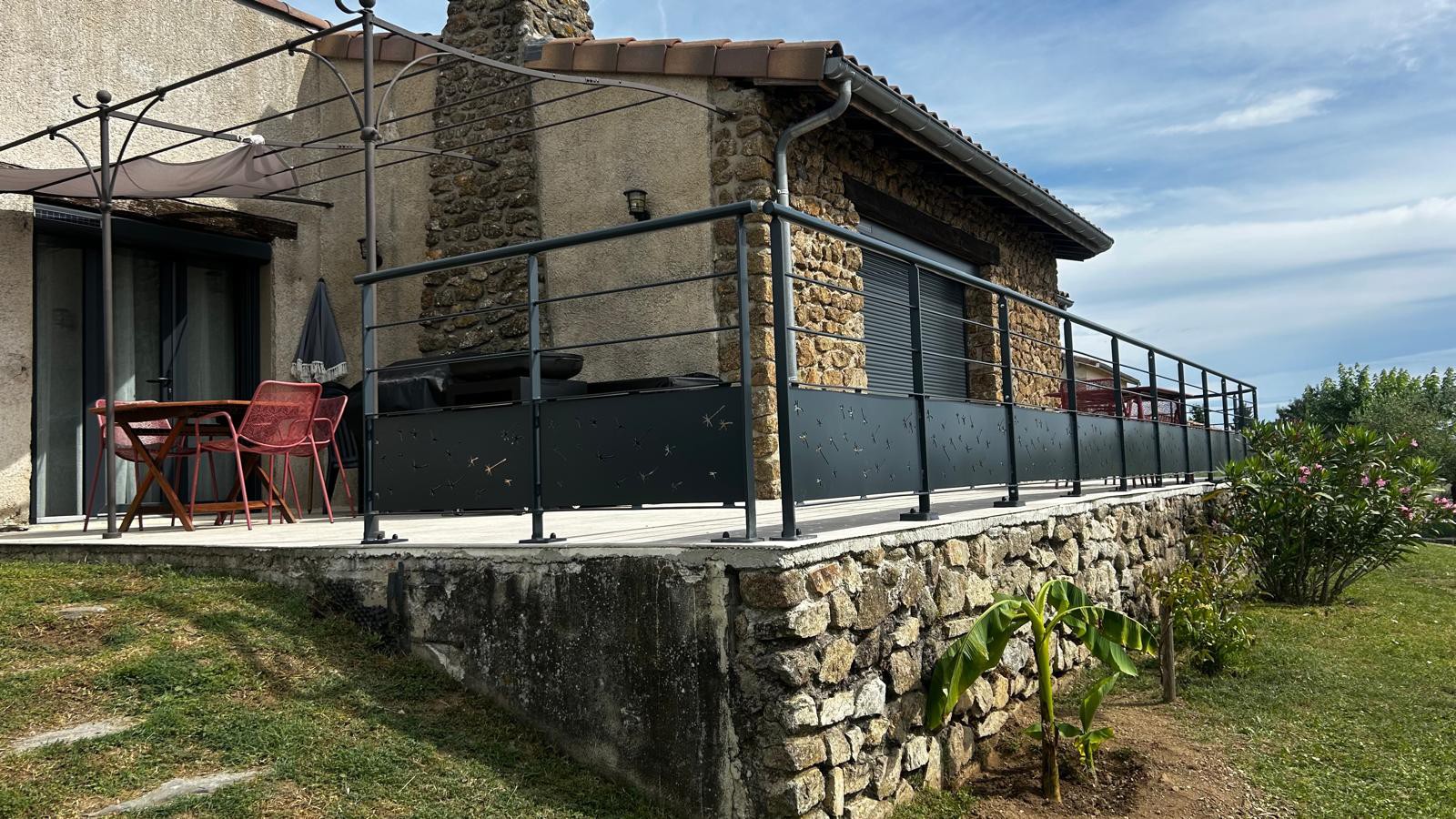 projet-tavenard-1- Garde-corps métallique gris anthracite aux motifs pissenlits autour d’une terrasse à Ardoix