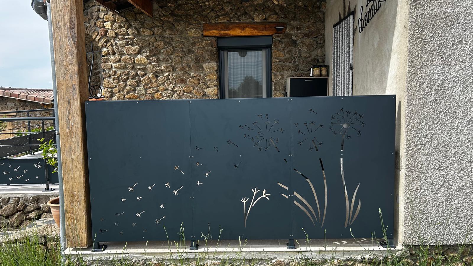 Claustra m&eacute;tallique gris anthracite avec motifs pissenlits d&eacute;coup&eacute;s, vu de face