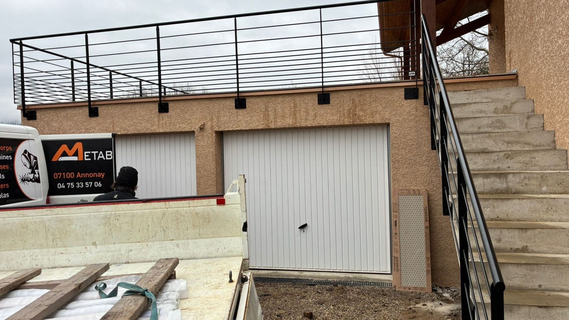 S&eacute;curisation d'une terrasse avec garde-corps m&eacute;tallique con&ccedil;u sur mesure