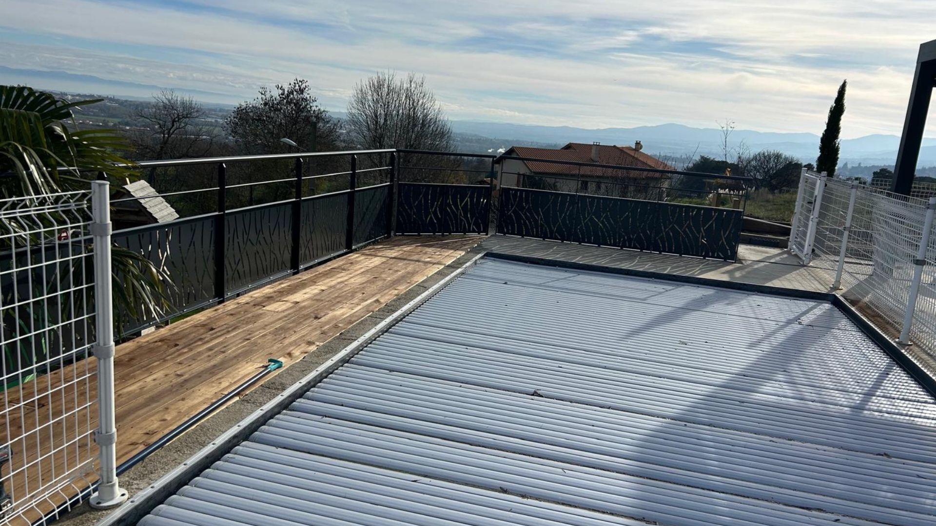 Vue d&rsquo;ensemble d&rsquo;une installation de garde-corps m&eacute;talliques ext&eacute;rieurs