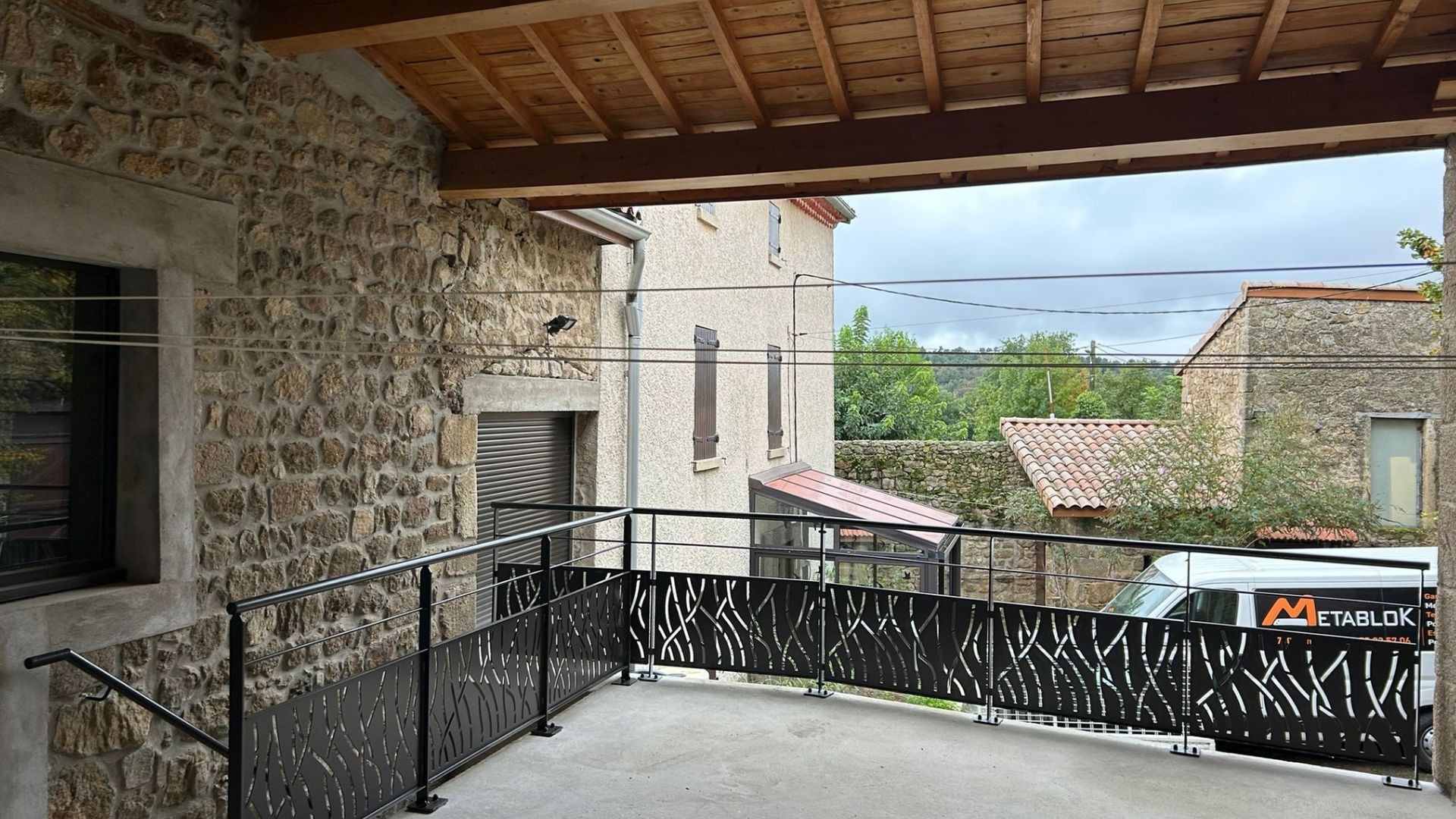 garde-corps-sur-dalle-beton garde-corps en acier sur une dalle béton