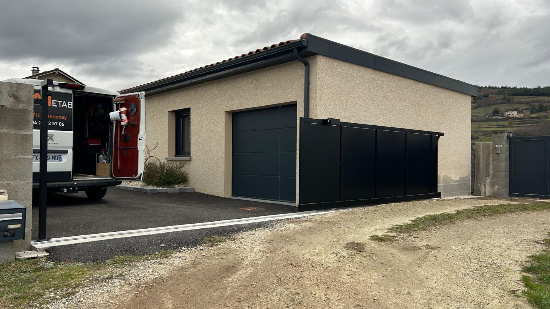 Portail coulissant m&eacute;tallique plein noir fabriqu&eacute; sur mesure pour acc&egrave;s r&eacute;sidentiel s&eacute;curis&eacute;