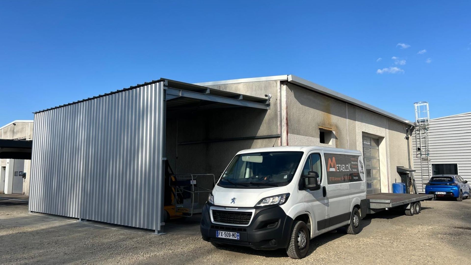 Abri m&eacute;tallique avec couverture en bac acier r&eacute;alis&eacute; par Metablok pour une aire de lavage automobile