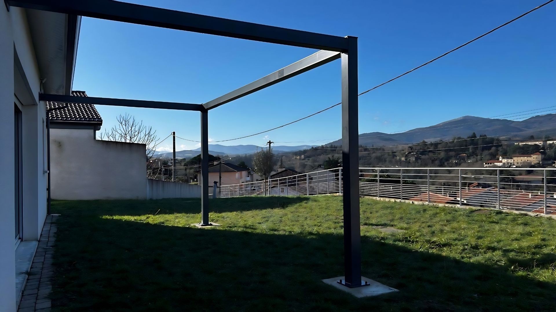 Pergola design ext&eacute;rieure avec vue panoramique r&eacute;alis&eacute;e sur mesure par Metablok &agrave; Annonay
