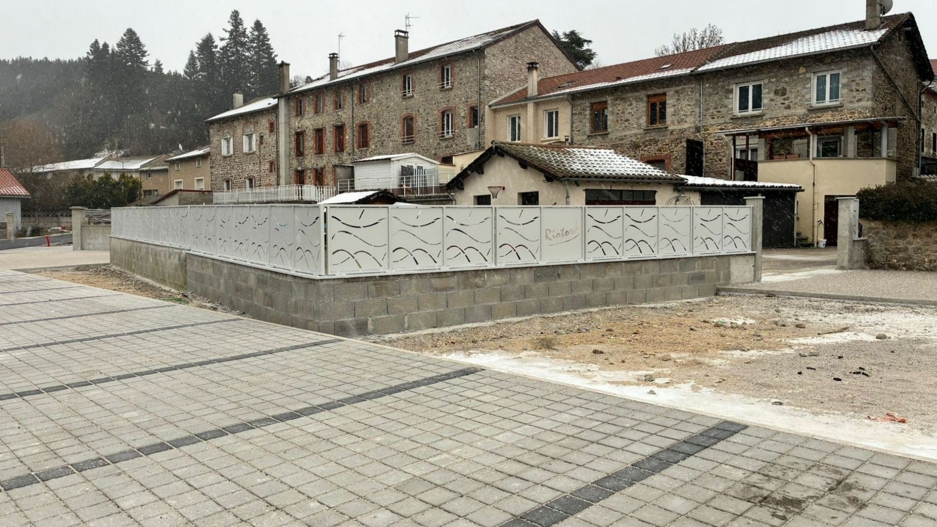 Am&eacute;nagement ext&eacute;rieur avec cl&ocirc;ture m&eacute;tallique blanche sur mesure r&eacute;alis&eacute;e pour la mairie de Riotord