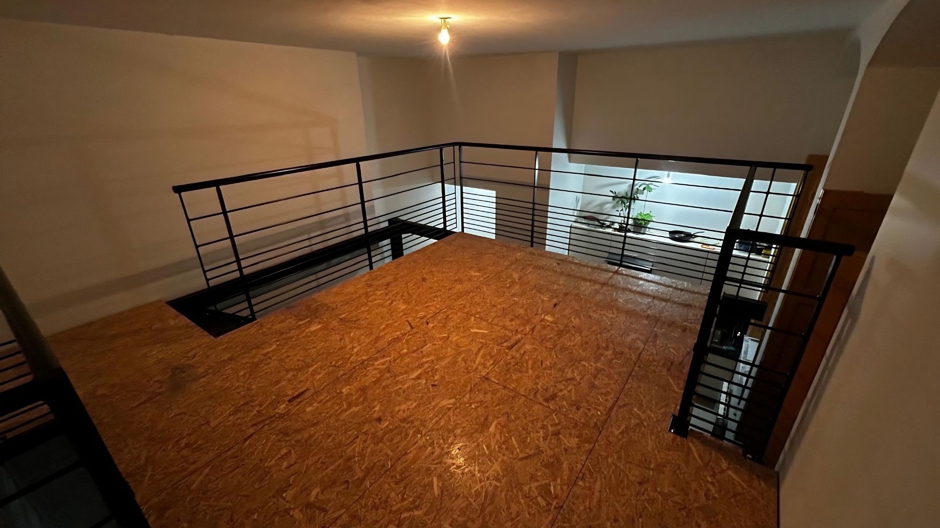 projet-thomas-2 Mezzanine intérieure avec garde-corps métalliques noirs réalisés sur mesure par Metablok