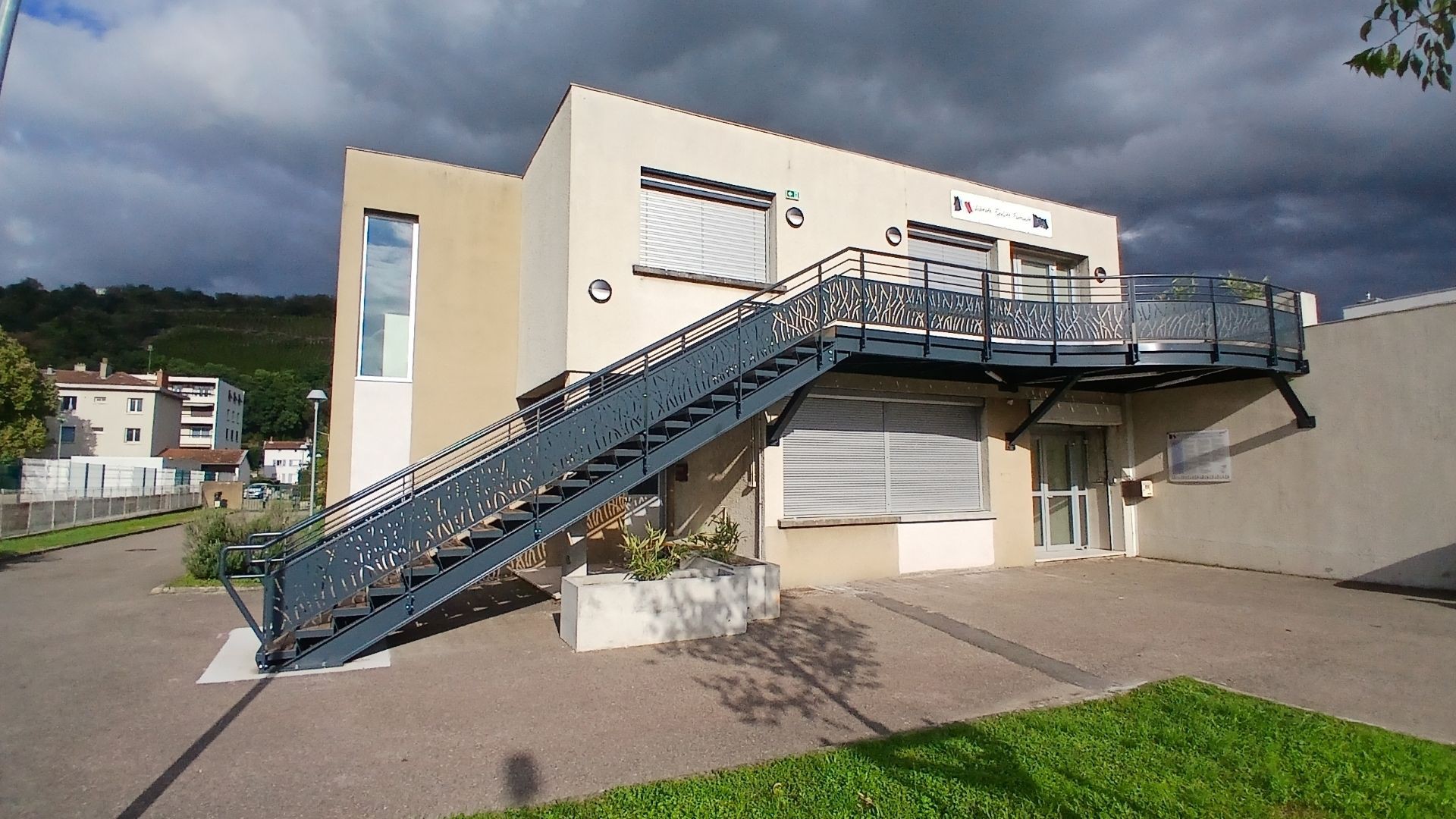 Terrasse faite par Metablok pour une école à Chasse-sur-Rhône