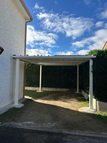 carport en acier avec toiture sèche