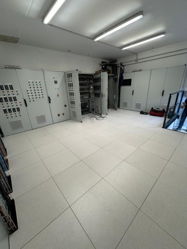 Faux plancher installé dans des locaux professionnels par Metablok 