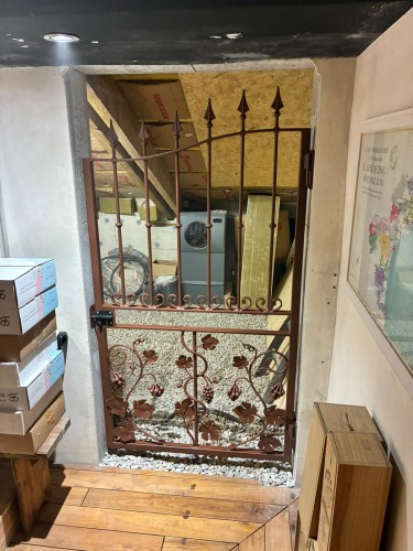 Détail d’un portillon en métal sur mesure orné de feuilles de vigne, fabrication Metablok