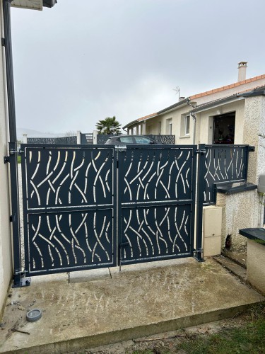 Portail métallique battant sur mesure avec motifs découpés design
