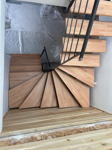 escalier sur-mesure en acier avec marches en hêtre