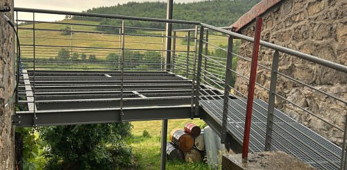 création terrasse sur-mesure en acier avec accès PMR 