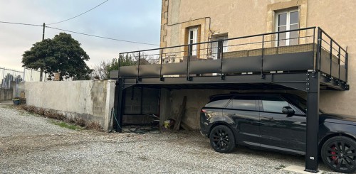 terrasse surélevée attenante à une piscine