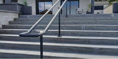 Fabrication et pose de rambarde métallique pour sécuriser un escalier 