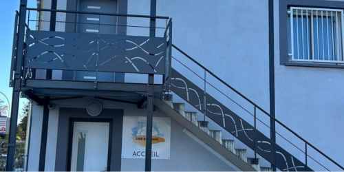 Terrasse et garde-corps motif vague pour une entreprise à Saint-Maurice-L'Exile