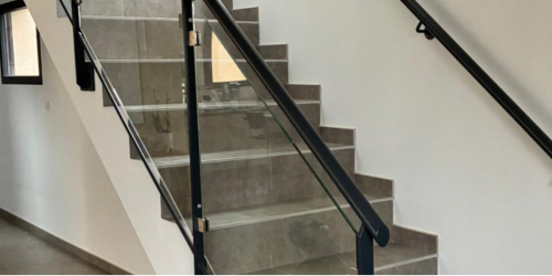 Garde-corps en verre et main courante en acier sur mesure 