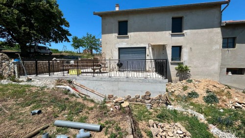 Garde-corps métallique noir à lisses verticales effet Mikado installé sur une terrasse à Limony