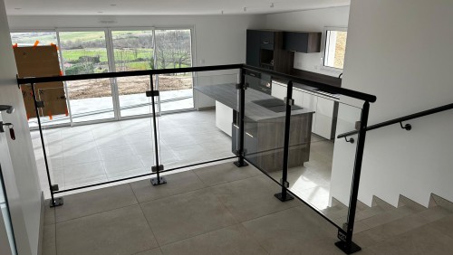 Garde-corps en acier et verre sur mesure réalisé par Metablok pour sécuriser une ouverture d'escalier