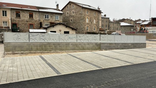 Clôture extérieure métallique blanche avec motifs décoratifs fabriquée et posée sur mesure par Metablok pour la mairie de Riotord