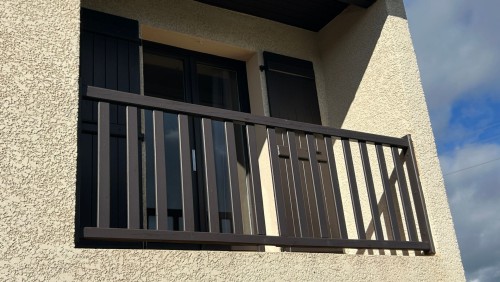 Balcon de maison avec garde-corps sur mesure réalisé par Metablok