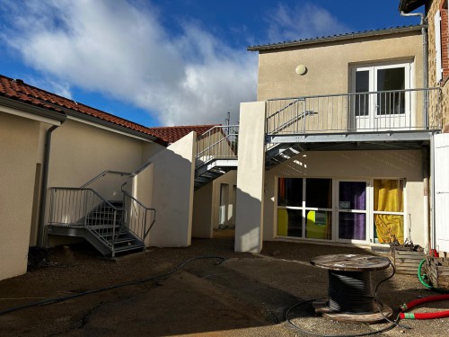 Escalier métallique galvanisé sur mesure pour collectivité avec marches antidérapantes et mains courantes sécurisées