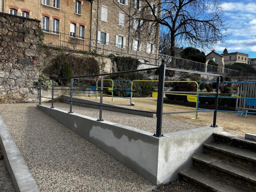 Rampe d’accès PMR extérieure avec garde-corps en acier thermolaqué installé par Metablok